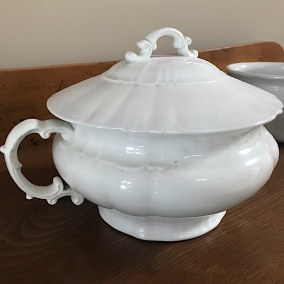 Beautiful Vintage Pattern Chamber Pot with Lid - Picture 3 of 12